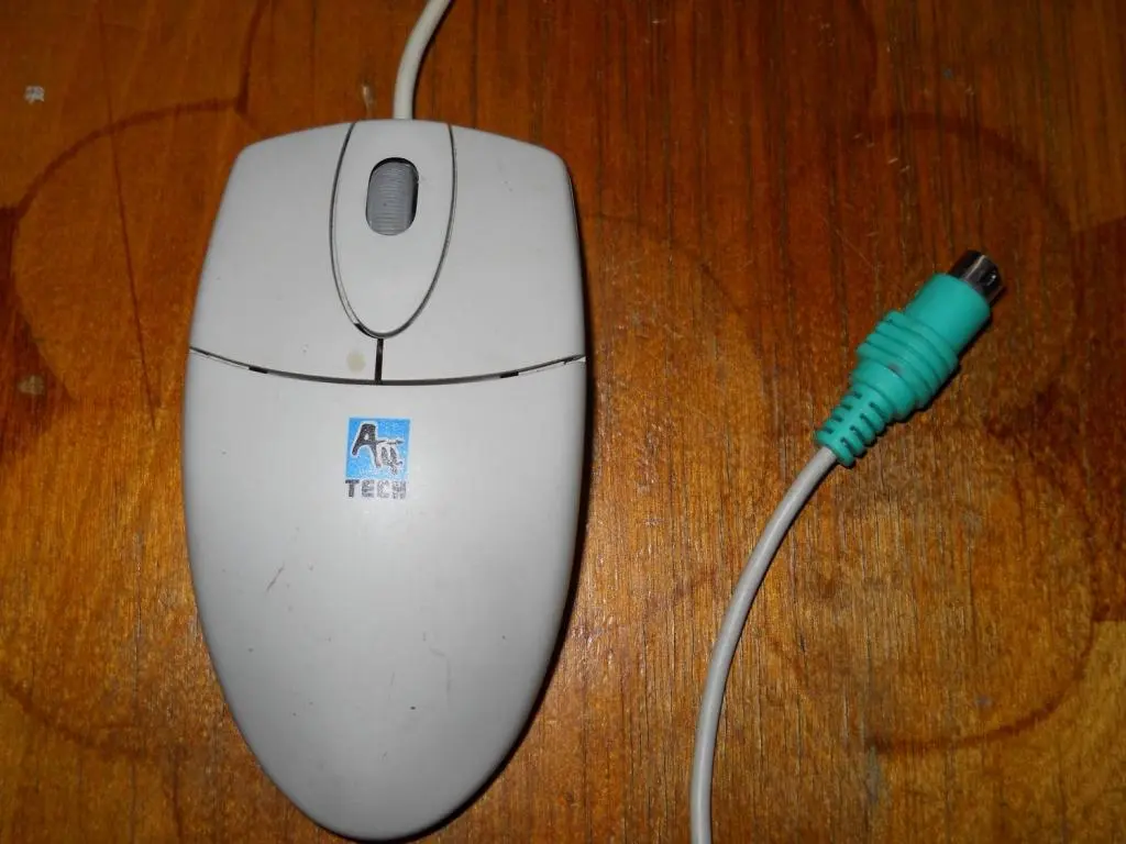 Retro mouse. Мышь a4tech Старая. A4tech мышь 90е года. Шариковая мышка. Старая компьютерная мышь с шариком.