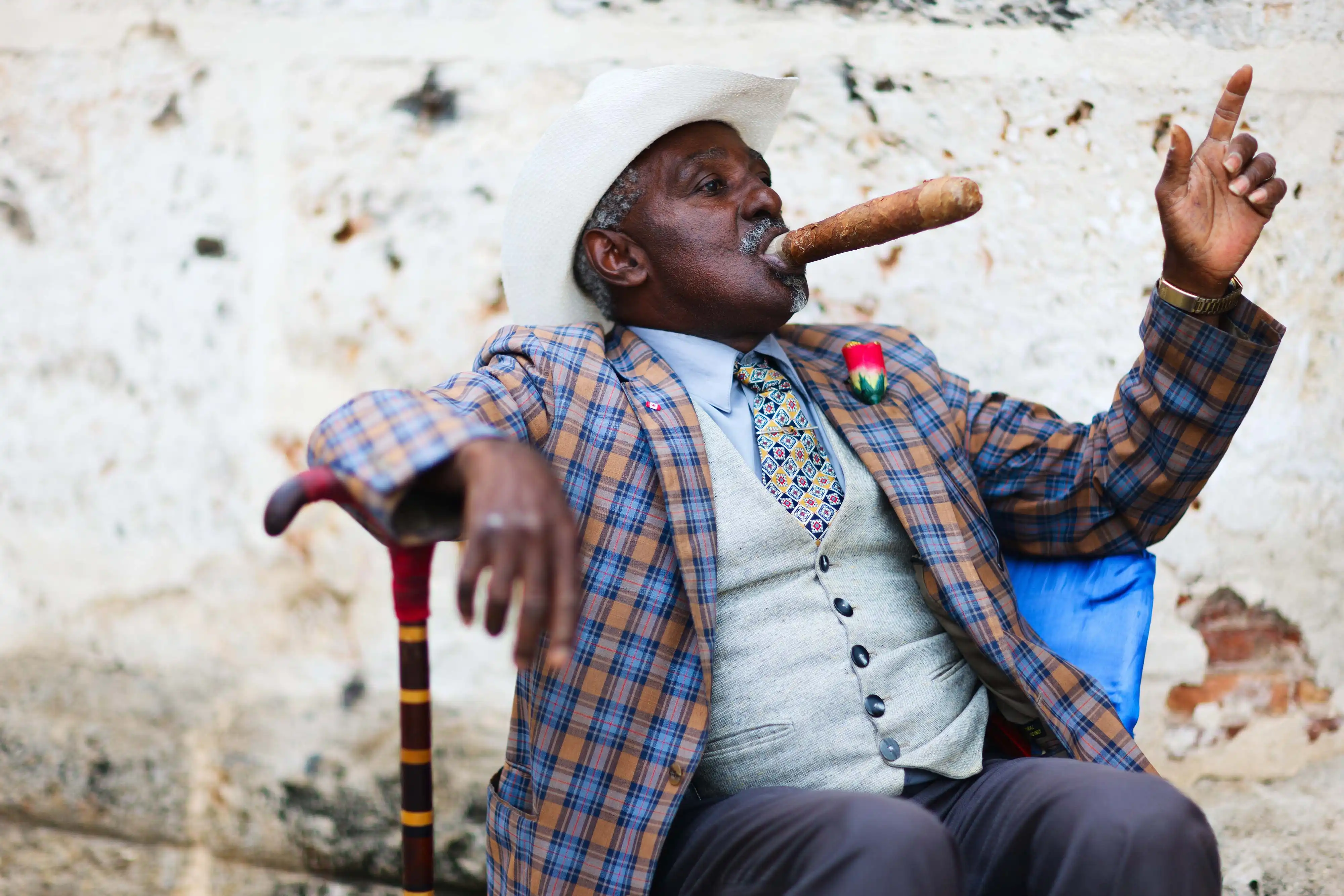 Настоящий кубинский. Куба Гавана Ром сигары кубинцы. Куба кубинские сигары. Кубинские сигары Гавана. Кубинец с сигарой.